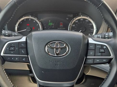 Used 2023 Toyota Highlander LE FWD image 13