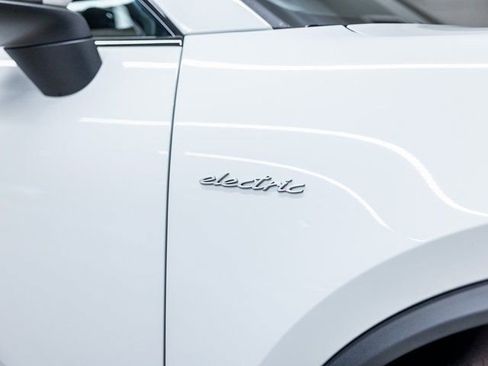 Certified 2025 Porsche Macan Electric RWD image 19