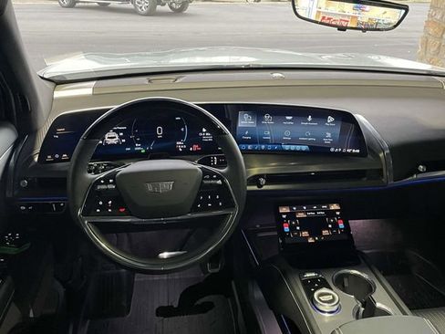 Used 2026 Cadillac Vistiq Sport image 13