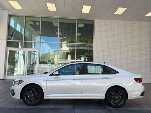 Certified 2023 Volkswagen Jetta SE w/ Panoramic Sunroof Package FWD image 2