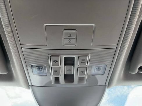 Used 2023 Volkswagen Taos SE w/ Panoramic Sunroof Package FWD image 25