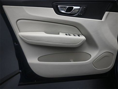 Certified 2022 Volvo XC60 B5 Momentum w/ Climate Package image 21