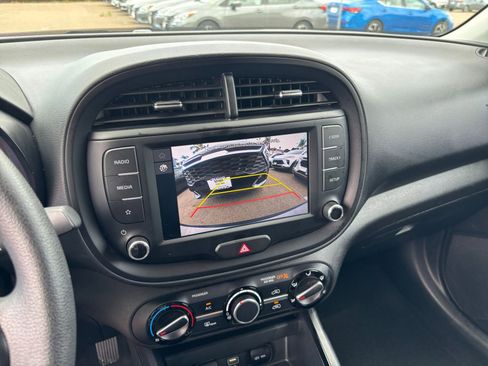 Used 2025 Kia Soul LX w/ LX Technology Package FWD image 22