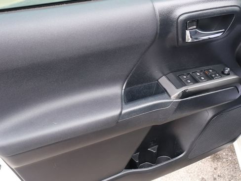 Used 2019 Toyota Tacoma TRD Sport w/ Technology Package AWD/4WD image 18