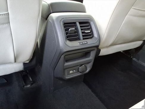 Used 2021 Volkswagen Tiguan SE image 13