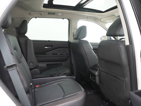 Used 2024 Nissan Pathfinder SL w/ SL Premium Package AWD/4WD image 14