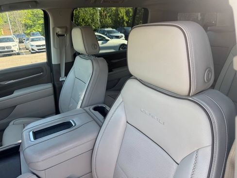 Used 2021 GMC Yukon XL Denali w/ Denali Premium Package AWD/4WD image 9