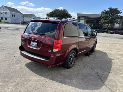 Used 2017 Dodge Grand Caravan SXT image 3
