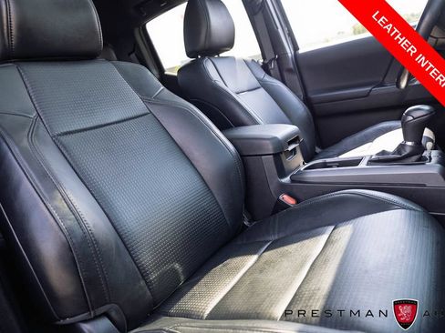 Used 2021 Toyota Tacoma TRD Sport w/ TRD Premium Sport Package AWD/4WD image 4