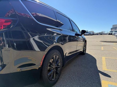 Used 2022 Chrysler Pacifica Touring-L w/ Uconnect Theater Family Group image 8