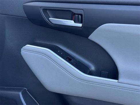 Used 2023 Toyota Highlander XLE image 31