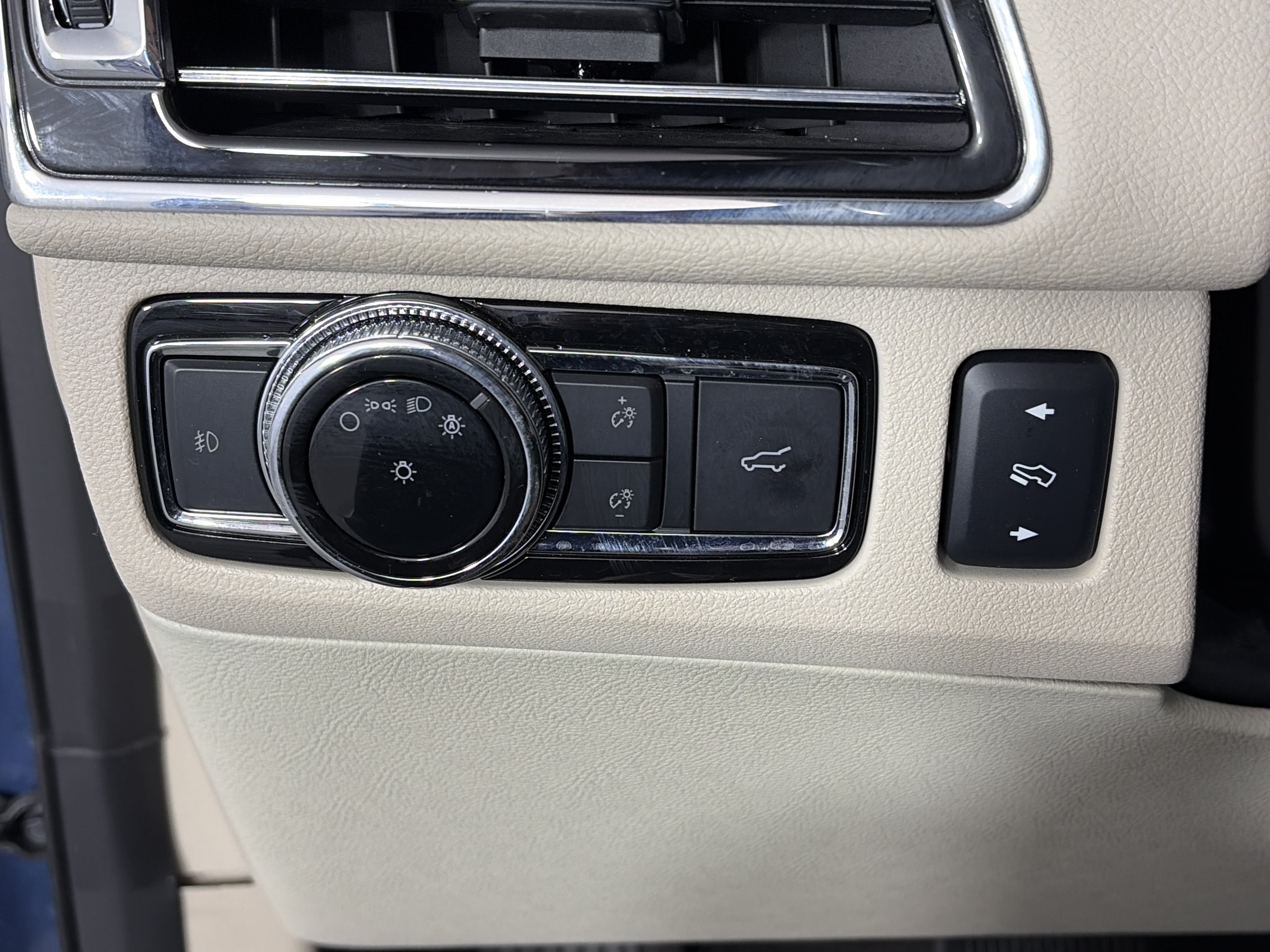 Used 2018 Lincoln Navigator Select w/ Technology Package AWD/4WD image 33