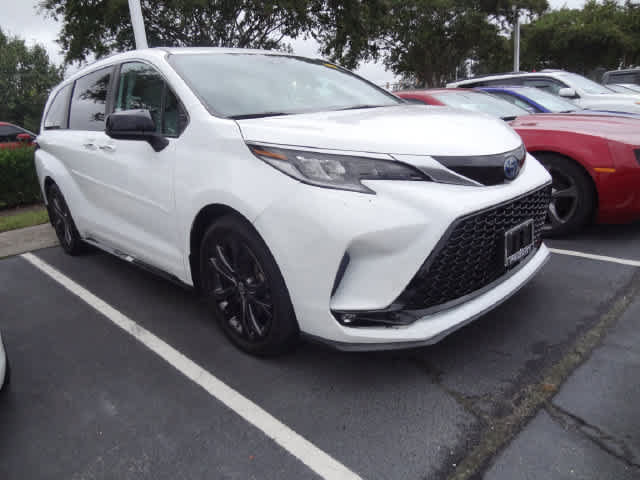 Used 2023 Toyota Sienna XSE w/ XSE Plus Package FWD image 1