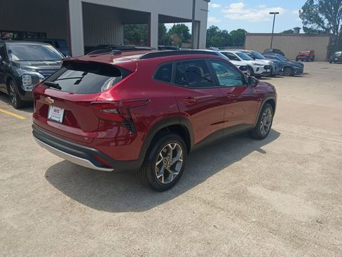 Used 2025 Chevrolet Trax LT w/ LT Convenience Package FWD image 7