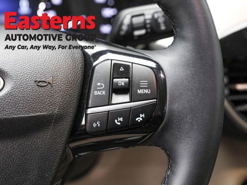 Used 2022 Ford Escape SE w/ Cold Weather Package FWD image 16