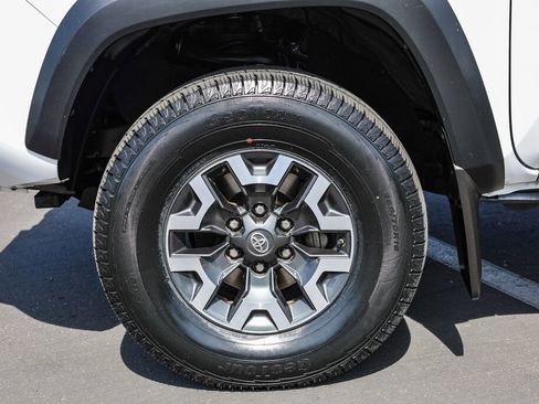 Used 2018 Toyota Tacoma TRD Off-Road w/ Technology Package image 27