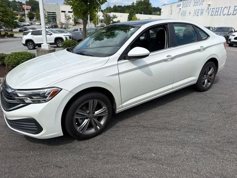 Used 2023 Volkswagen Jetta SE w/ Panoramic Sunroof Package FWD image 4