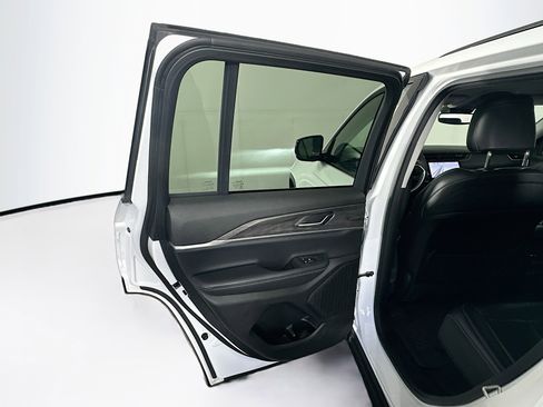 Used 2023 Jeep Grand Cherokee Limited w/ Black Appearance Package image 25