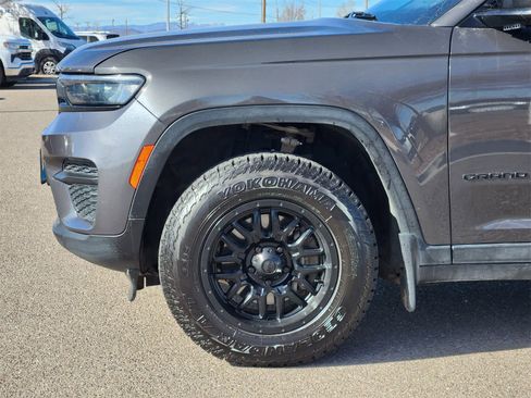 Used 2023 Jeep Grand Cherokee Altitude image 3