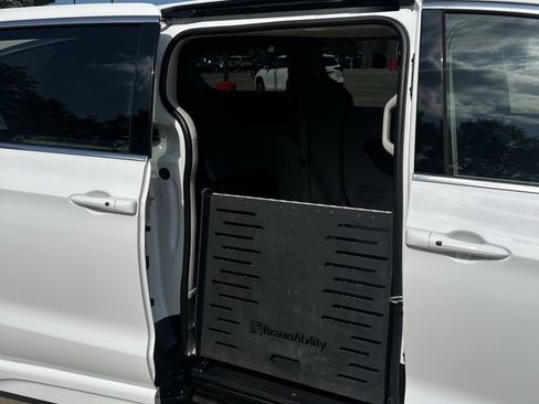 Used 2022 Chrysler Voyager LX image 30