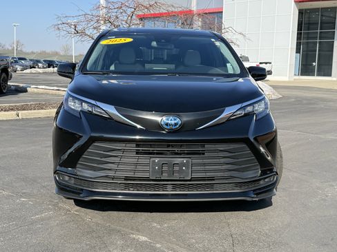 Used 2025 Toyota Sienna LE w/ LE Plus Package image 2