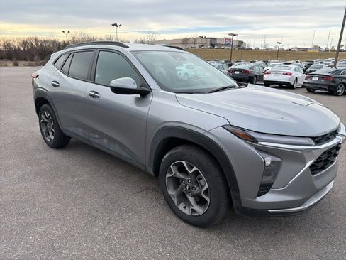 Used 2025 Chevrolet Trax LT w/ LT Convenience Package image 9