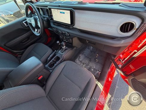 Used 2025 Jeep Wrangler Unlimited Sahara AWD/4WD image 12