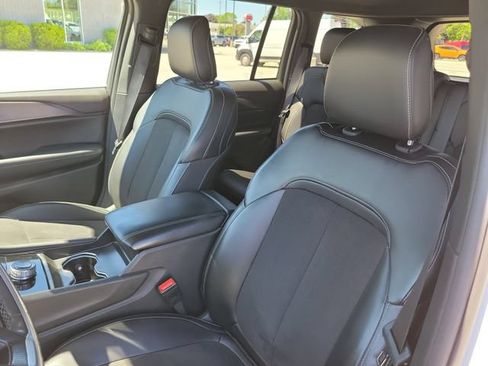 Used 2024 Jeep Grand Cherokee Altitude AWD/4WD image 6