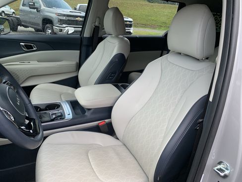 Used 2025 Kia Carnival EX FWD image 14