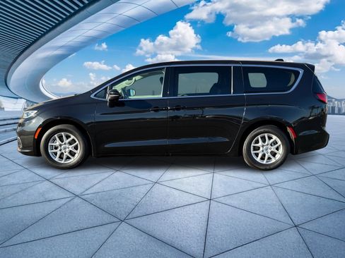 Used 2023 Chrysler Pacifica Touring-L image 3