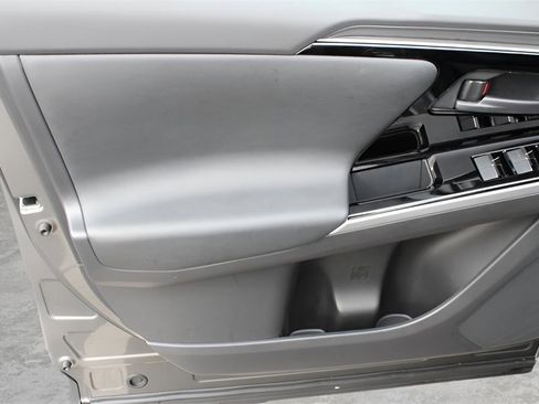 Used 2025 Toyota bZ4X AWD image 17