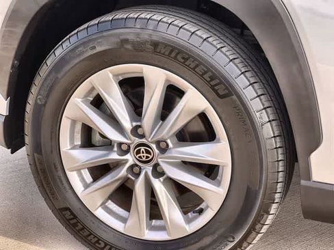 Used 2022 Toyota Corolla Cross LE image 9