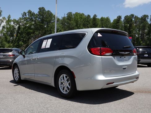 Used 2023 Chrysler Voyager LX FWD image 3