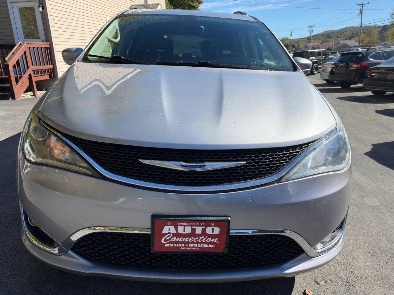 Used 2019 Chrysler Pacifica Touring-L FWD image 2
