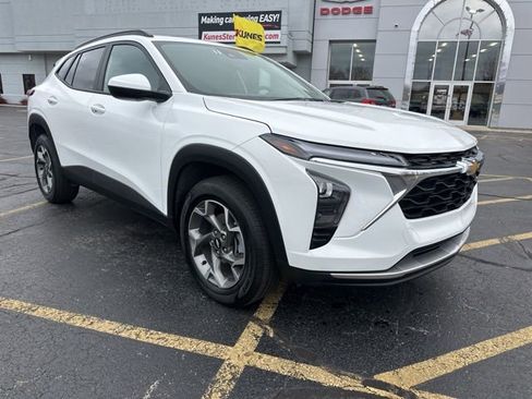 Used 2025 Chevrolet Trax LT image 4