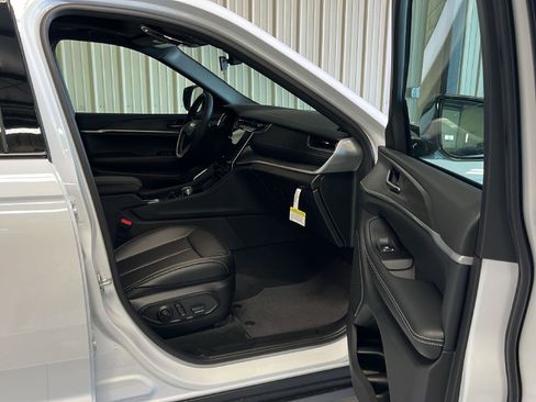 New 2025 Jeep Grand Cherokee L Limited image 15