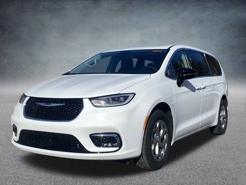 Used 2024 Chrysler Pacifica Limited image 3