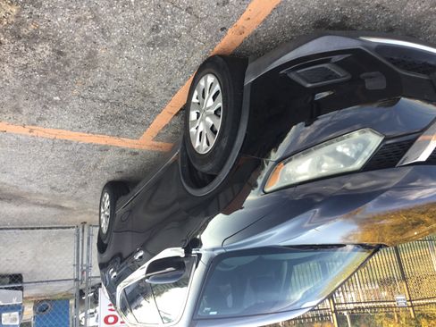 Used 2014 Nissan Rogue S image 2