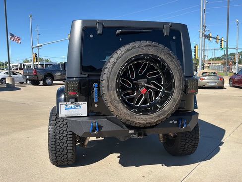 Used 2016 Jeep Wrangler Unlimited Sahara w/ Connectivity Group AWD/4WD image 16