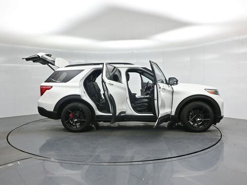 Certified 2020 Ford Explorer XLT w/ Equipment Group 202A image 5