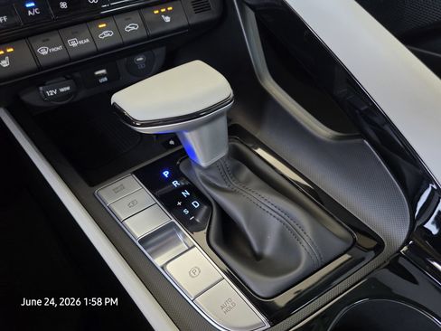 Certified 2025 Hyundai Elantra Limited FWD image 26