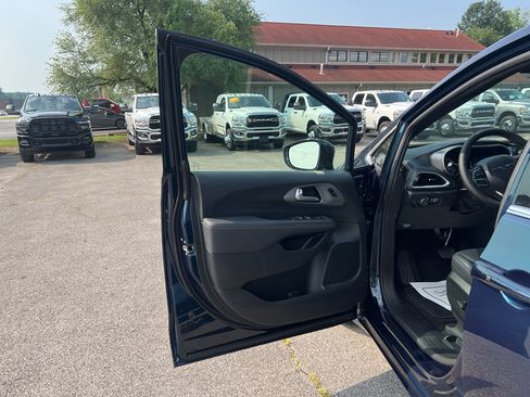 New 2025 Chrysler Pacifica Select image 16