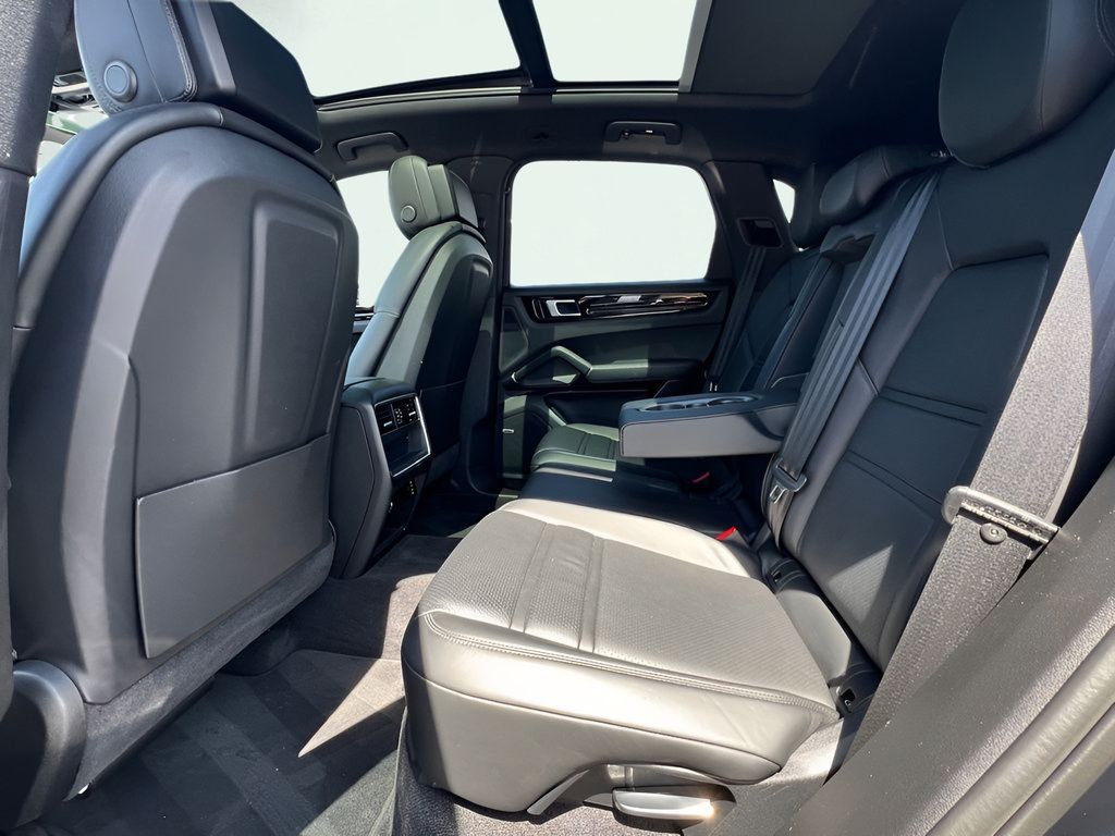 Used 2021 Porsche Cayenne AWD/4WD image 23
