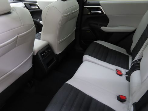 New 2025 Mitsubishi Outlander SE image 22