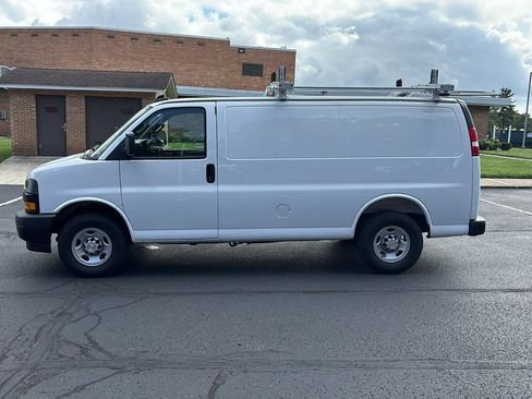 Used 2025 Chevrolet Express 2500 w/ Driver Convenience Package RWD image 4
