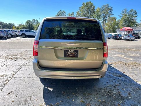 Used 2016 Chrysler Town & Country Touring image 8