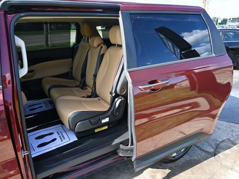 Used 2022 Kia Carnival EX FWD image 24
