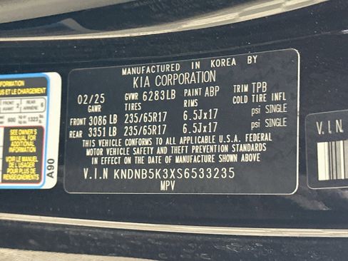 Used 2025 Kia Carnival FWD image 12