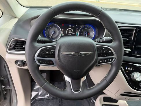 Used 2022 Chrysler Pacifica Touring-L image 26