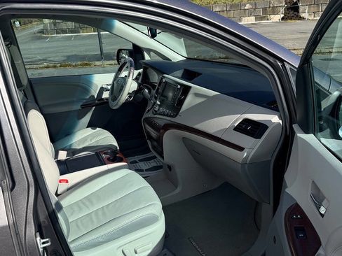 Used 2012 Toyota Sienna Limited w/ Premium Pkg image 18